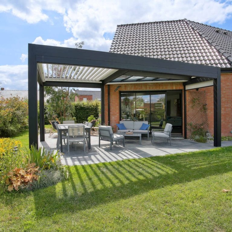 Terrasse moderne avec mobilier et pergola bioclimatique, maison en briques, jardin verdoyant et ciel ensoleillé. Terrasse moderne avec mobilier et pergola bioclimatique, maison en briques, jardin verdoyant et ciel ensoleillé.