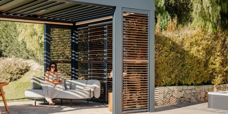 Vase noir avec une plante verte sur une table moderne dans un esprit japonais