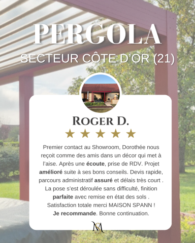 Une pergola en bois avec un paysage verdoyant à l'arrière-plan et des détails textuels.
