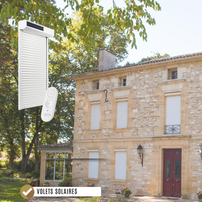 Volets solaires installés sur une maison en pierre, avec télécommande à côté.