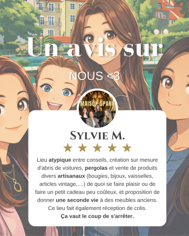 Quatre femmes souriantes posent ensemble avec un décor coloré en arrière-plan.