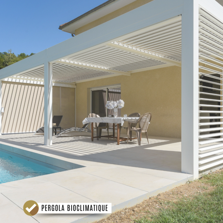 Terrasse avec une pergola, une table et des chaises près d'une piscine.