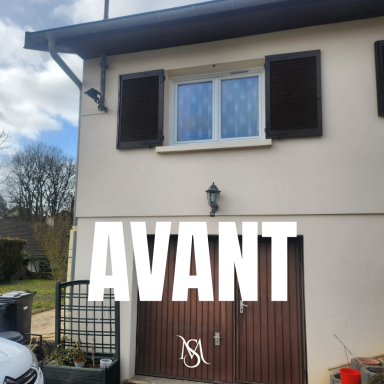 Façade d'une maison avec une porte de garage et des fenêtres, inscriptions "AVANT" en bas.