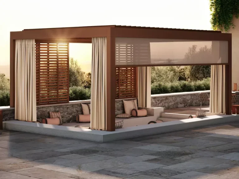 Terrasse avec une pergola, une table et des chaises près d'une piscine.