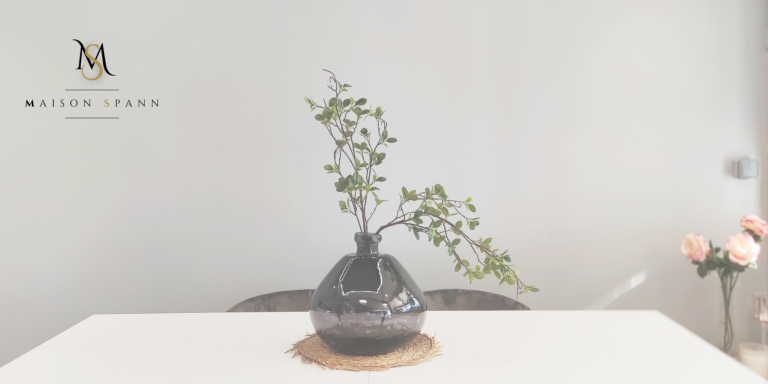 Vase noir avec une plante verte sur une table moderne dans un esprit japonais Vase noir avec une plante verte sur une table moderne dans un esprit japonais